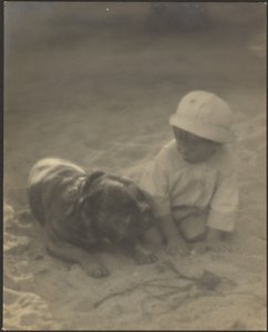 Junge sitzt mit Hund von Louis Fleckenstein