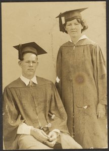 Junge und Mädchen in Talar und Barett von Louis Fleckenstein