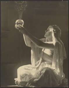 [Kostümierte Frau mit einem Glas-Räuchergefäß] von Louis Fleckenstein