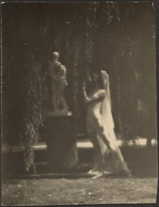 [Tänzerin im Garten] von Louis Fleckenstein