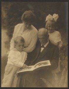 Familienporträt mit Bilderbuch von Louis Fleckenstein