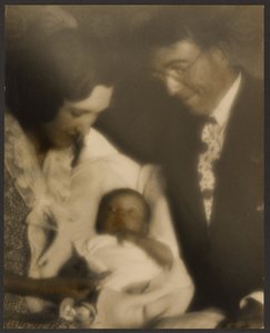 [Familienporträt mit eingewickeltem Baby]