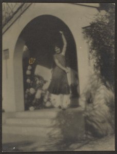 Tänzerin vor Haus von Louis Fleckenstein
