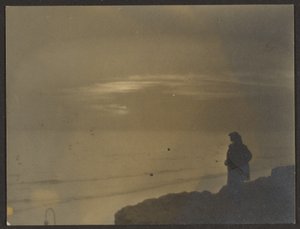 [Figur betrachtet Sonnenuntergang] von Louis Fleckenstein
