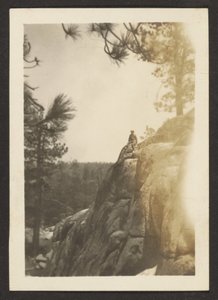 [Figur auf felsigem Kliff] von Louis Fleckenstein