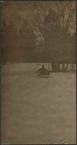 Figur auf Schlitten im Schnee von Louis Fleckenstein