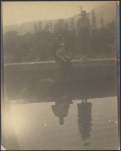 [Figuren im Wasser gespiegelt]