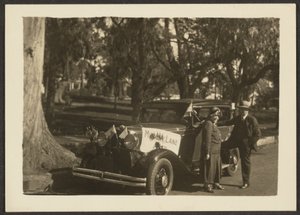 [Figuren an einem Auto mit Fahnen] von Louis Fleckenstein