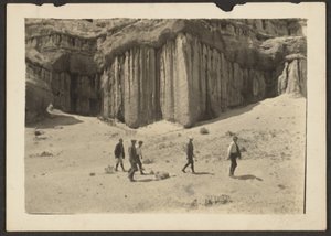 Figuren in Wüstenlandschaft