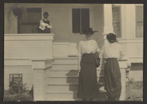 Figuren auf der Veranda von Louis Fleckenstein
