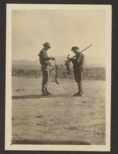 [Fleckenstein und Mann mit Gewehren und toten Hasen]