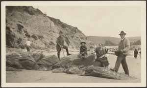 Fleckenstein mit Kamera und Familie am Strand von Louis Fleckenstein