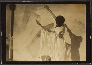 [Florence tanzt im indianischen Kostüm]