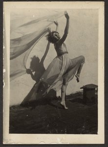 [Florence tanzt auf dem Dach] von Louis Fleckenstein