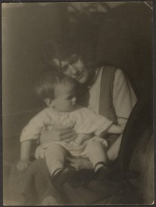 Florence hält Baby