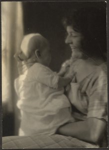[Florence hält Baby] von Louis Fleckenstein