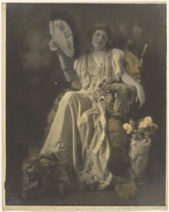 Florence sitzt in einem Stuhl mit Tigerfell von Louis Fleckenstein