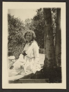 Florence mit Hund sitzend