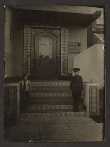 [Florences Söhne vor Fleckensteins Long Beach Studio] von Louis Fleckenstein