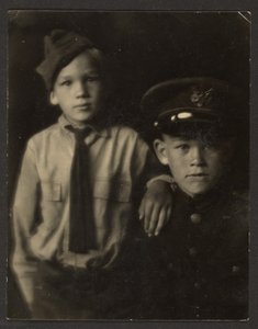 Florences Söhne in Militäruniformen