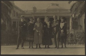 Gruppenporträt vor einem öffentlichen Gebäude von Louis Fleckenstein