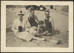 [Gruppe am Strand] von Louis Fleckenstein