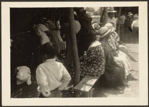[Gruppe bei einer gesellschaftlichen Veranstaltung im Freien] von Louis Fleckenstein