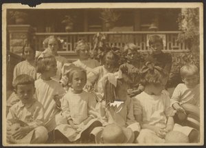[Gruppe von Kindern vor der Veranda]