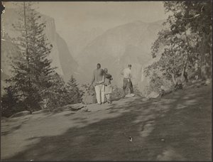 [Gruppe von Wanderern, die auf eine Aussicht schauen] von Louis Fleckenstein