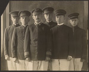 [Gruppe junger Männer in Uniform vor Wandteppich (Kadetten?)] von Louis Fleckenstein
