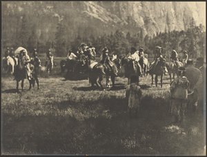[Gruppe zu Pferd, darunter Ureinwohner in traditioneller Kleidung]