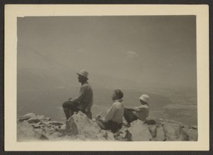 [Wanderer auf Felsen sitzend]