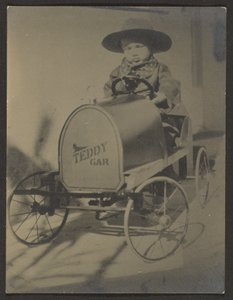 Kleiner Junge im Teddy-Auto von Louis Fleckenstein