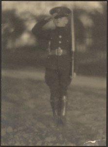 Kleiner Junge in Uniform
