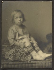 [Kleines Mädchen auf Kissen] von Louis Fleckenstein