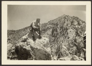 [Mann auf Felsen] von Louis Fleckenstein