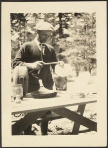 [Mann am Picknicktisch stehend] von Louis Fleckenstein