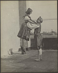 [Mann und Frau tanzen im Kostüm] von Louis Fleckenstein
