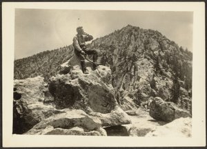 [Mann auf Felsen sitzend] von Louis Fleckenstein