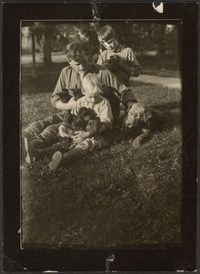 Mann mit Kindern und Welpen im Hof