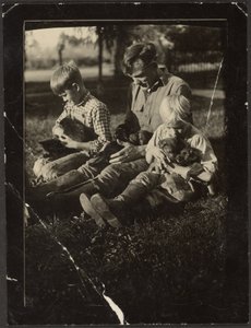 [Mann mit Kindern und Welpen im Hof]