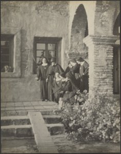 Nonnen vor einem kirchlichen Gebäude von Louis Fleckenstein