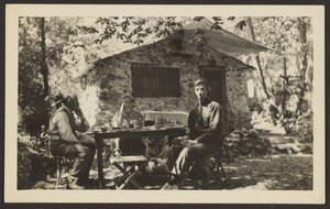 [Mahlzeit im Freien am Steinhaus im Wald] von Louis Fleckenstein