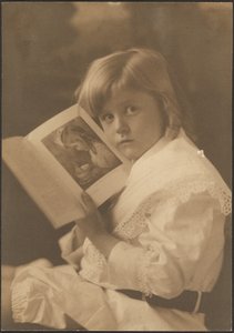 [Porträt eines Kindes, das ein Buch bei einer ähnlichen Illustration aufgeschlagen hält] von Louis Fleckenstein