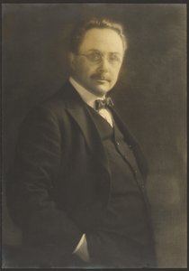 Porträt eines Mannes, der mit der Hand in der Tasche steht von Louis Fleckenstein