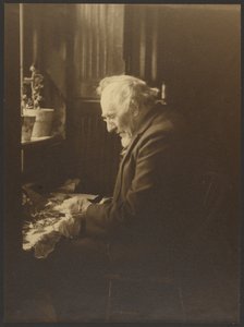 Porträt eines Mannes, der am Schreibtisch arbeitet von Louis Fleckenstein