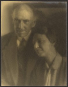 Porträt eines Mannes und einer Frau, die sich an seine Schulter lehnt von Louis Fleckenstein