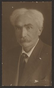 Porträt eines Mannes mit Blumen-Krawattennadel von Louis Fleckenstein