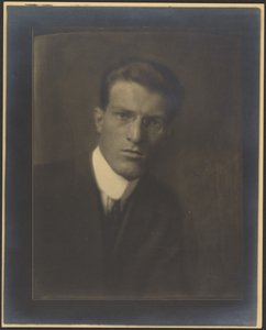Porträt eines Mannes mit hohem Kragen von Louis Fleckenstein