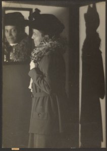[Porträt einer Frau, ihr Spiegelbild und Schatten] von Louis Fleckenstein